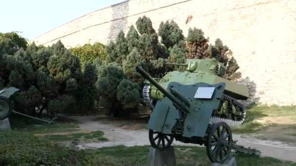 Kanoner, stridsvagnar och artilleri vid Belgrad Kalemegdan fästning Militärmuseum — Stockvideo