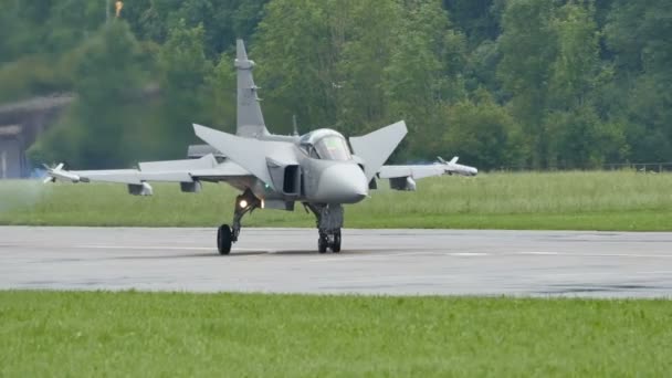 Saab JAS 39 Gripen van de Zweedse Luchtmacht - Ultra HD 4K Fighter Aircraft Video — Stockvideo