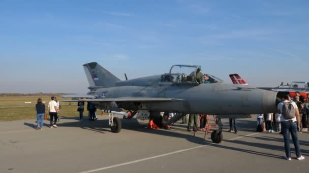 사람들이 에어쇼에서 전투기 MiG 21 군용기 조종석을 방문하는 모습 — 비디오