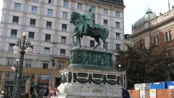 Monumento ecuestre Príncipe Mihailo en la Plaza de la República de Belgrado, Trg republike — Vídeo de stock