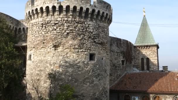 Wieża Bramy Zindana w murach Górnego Miasta Belgradu Forteca Kalemegdan — Wideo stockowe
