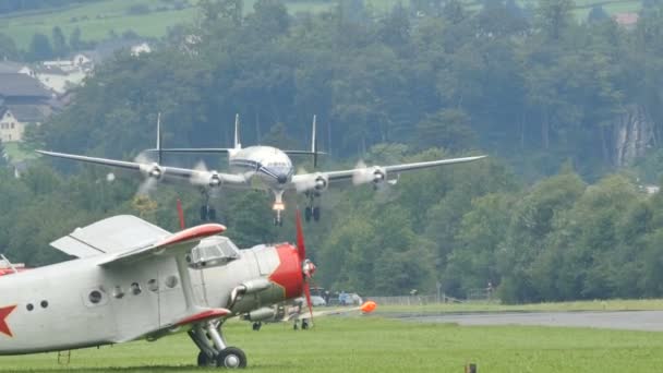 Storico aereo di linea Breitling Lockheed L-1049 Super Constellation, o Connie, Terre — Video Stock