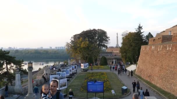 Exposition photographique Parc Kalemegdan Forteresse de Belgrade avec des fleurs au coucher du soleil — Video