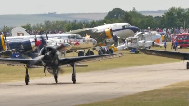 Grumman F6F Hellcat Taxiing ante un espectáculo aéreo histórico . — Vídeo de stock