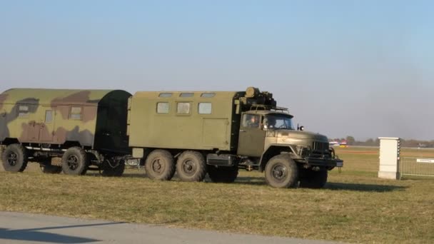 Sovjet-Unie militaire vrachtwagen Servië gebruikt in Joegoslavië en Kosovo oorlog tegen de NAVO — Stockvideo