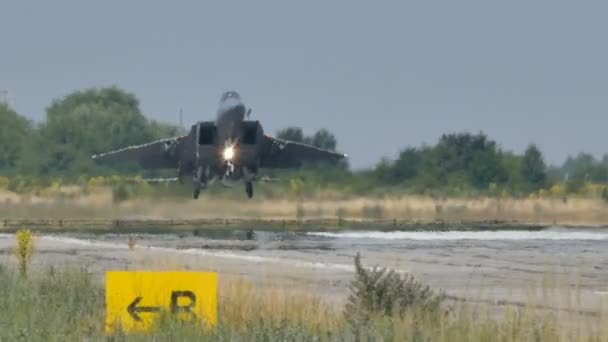 Militair gevechtsvliegtuig landt McDonnell Douglas Boeing F-15 Eagle — Stockvideo