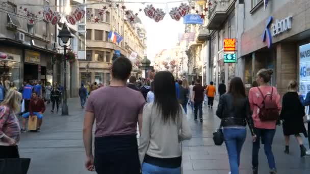 Αγαπημένο ζευγάρι που περπατά κρατώντας τα χέρια στον πιο διάσημο τουριστικό δρόμο στο Βελιγράδι — Αρχείο Βίντεο