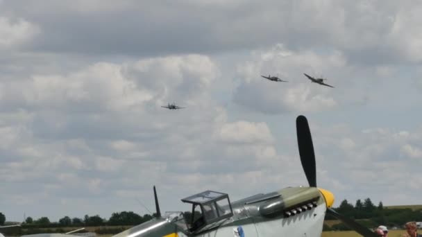 Supermarine Spitfire från Royal Air Force RAF i flygning. — Stockvideo