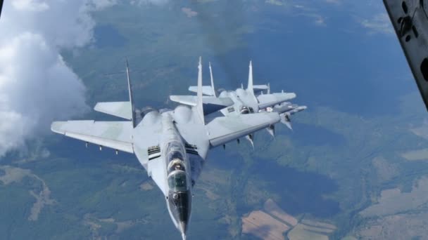 Formation von Militärflugzeugen im Flug. MiG29 der bulgarischen und polnischen Luftstreitkräfte — Stockvideo