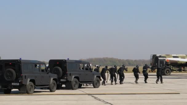 Sondereinheit der serbischen Polizei erreicht Flughafen mit Militärgeländefahrzeugen — Stockvideo