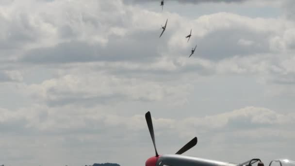 Supermarine Spitfire från Royal Air Force RAF i flygning. — Stockvideo