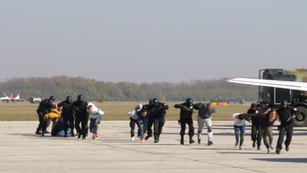 Porywacze samolotu schwytanego przez serbską policję i zabranego do więzienia — Wideo stockowe