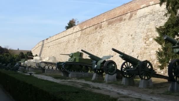 Пушки, танки и артиллерия в военном музее Белградской крепости Калемегдан — стоковое видео