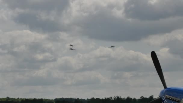 Spitfire supermarino de la Real Fuerza Aérea RAF en vuelo . — Vídeos de Stock