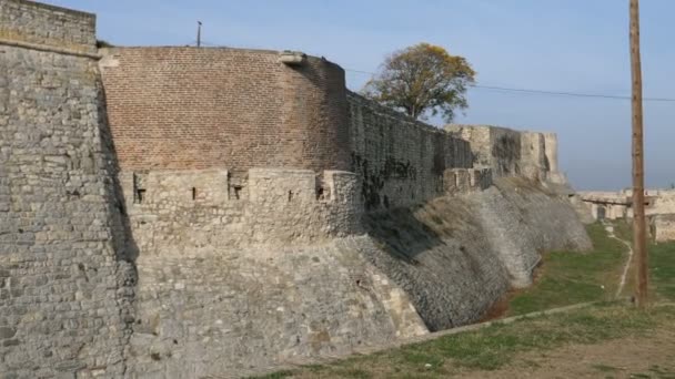 Murallas medievales de la ciudad alta de la fortaleza de Belgrado Kalemegdan — Vídeo de stock