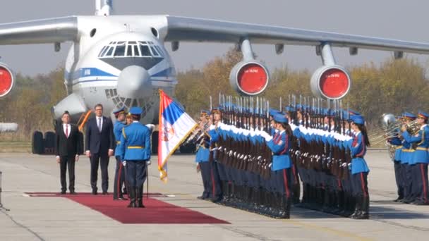 Presidente della Repubblica di Serbia Vucic con Banda Militare e Soldati a Sloboda — Video Stock