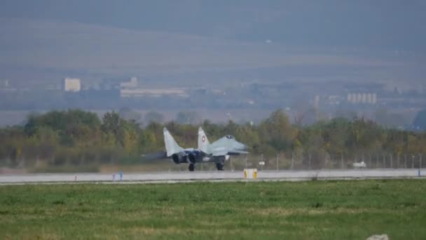 Hidegháborús korszak Komunista Szovjetunió MiG-29 Repülőgép a légibázis kifutópályáján landolás után — Stock videók