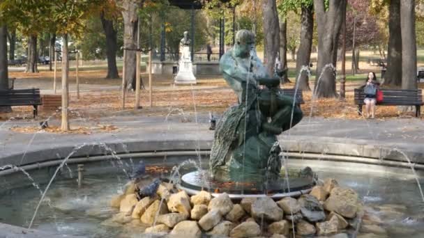 Fontein De strijd, Borba, of de man met de slang of de visser op Belgrado — Stockvideo