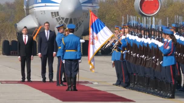 Serbiens Präsident Vučić mit uniformierten Soldaten bei Sloboda Freedom — Stockvideo