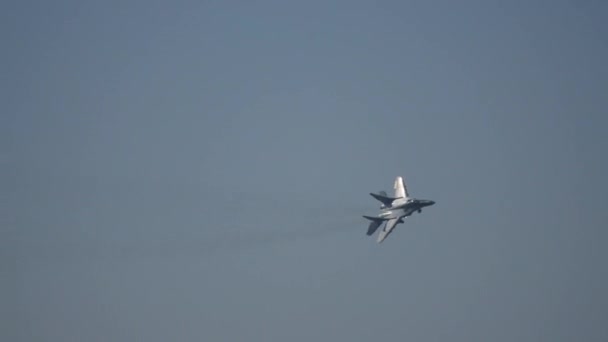 Реактивный боевой самолет приблизился к взлетно-посадочной полосе аэродрома с посадочной полосой — стоковое видео