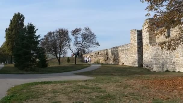 Τείχη στο Φρούριο του Βελιγραδίου Kalemegdan κοντά στον Πύργο του Δεσπότη Στεφάν — Αρχείο Βίντεο