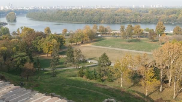 Belgrád városképe a Száva és a Duna összefolyásánál Novi Beograddal — Stock videók