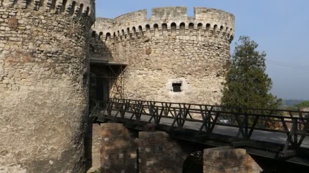 Porta de Zindan nas paredes da cidade superior da fortaleza de Belgrado Kalemegdan — Vídeo de Stock