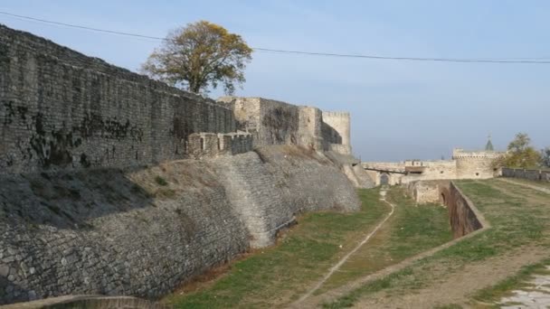 Muralhas medievais da Cidade Alta da Fortaleza de Belgrado Kalemegdan — Vídeo de Stock