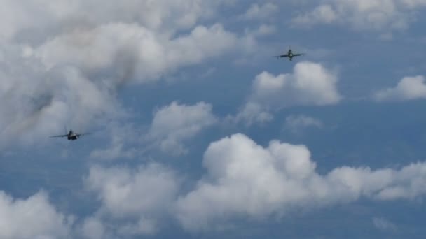 Militära luftfartyg i flyg MiG 21 och MiG 29 Bulgarien och Polen Flygvapnet — Stockvideo