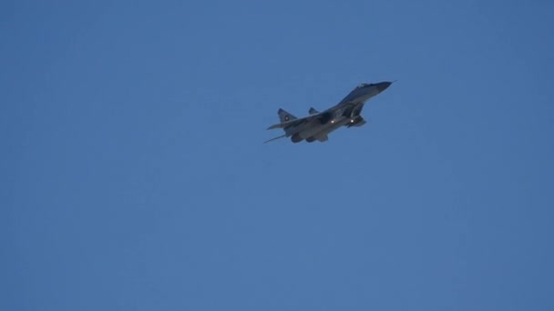 L'avion à réaction MiG29 de l'AirForce extrait le train d'atterrissage sur les performances du spectacle aérien — Video