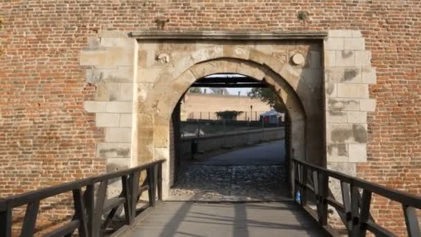 Puerta de Karadjordjes en las murallas de la fortaleza de Belgrado Kalemegdan — Vídeo de stock