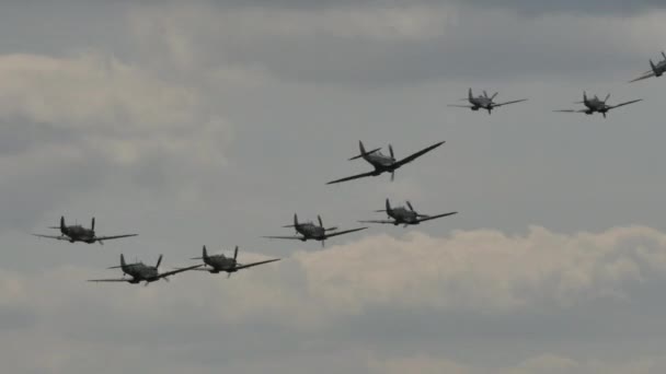 Spitfire supermarino de la Real Fuerza Aérea RAF en vuelo . — Vídeos de Stock