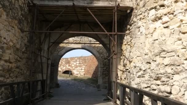 Porta de Zindan nas paredes da cidade superior da fortaleza de Belgrado Kalemegdan — Vídeo de Stock