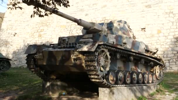 Гармати, танки та артилерія у Військовому музеї фортеці Белград. — стокове відео