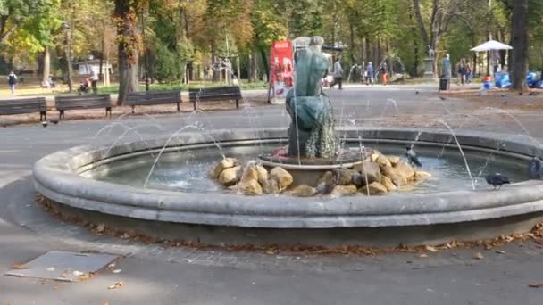 Brunnen Der Kampf, Borba oder Der Mann mit der Schlange oder Fischer in Belgrad — Stockvideo