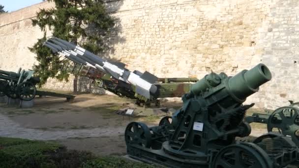 Ágyúk, tankok és tüzérség a belgrádi Kalemegdan erőd Katonai Múzeumában — Stock videók