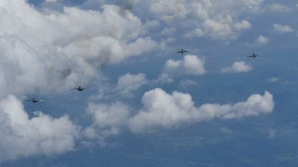 Militära luftfartyg i flyg MiG 21 och MiG 29 Bulgarien och Polen Flygvapnet — Stockvideo