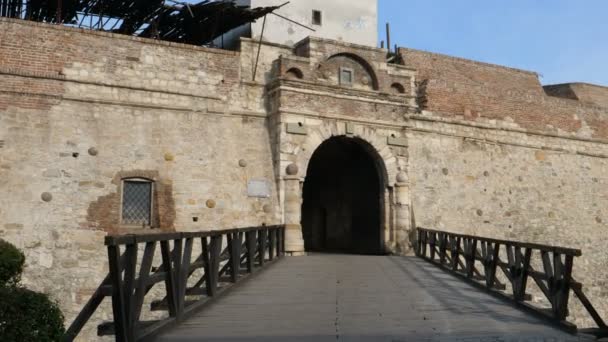 Klok Poort in de muren van Belgrado Fort Kalemegdan onder de klokkentoren — Stockvideo