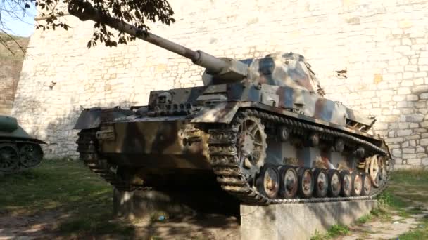 贝尔格莱德Kalemegdan要塞军事博物馆的大炮、坦克和大炮 — 图库视频影像