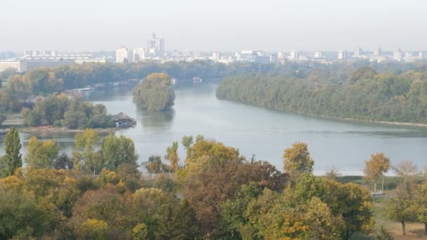 Novi Beograd, Új-Belgrád, Városkép a Nyugati Kapuval az erődből — Stock videók