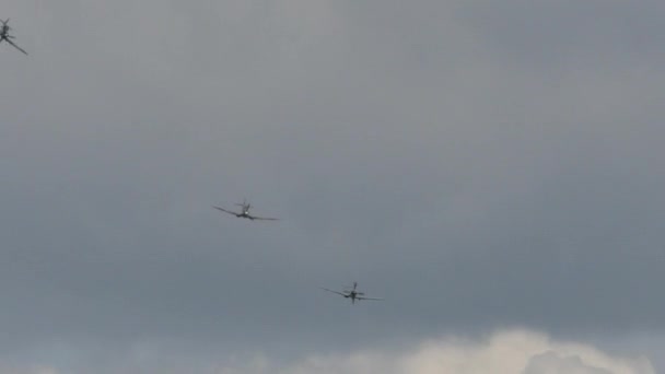 Spitfire supermarino de la Real Fuerza Aérea RAF en vuelo . — Vídeos de Stock