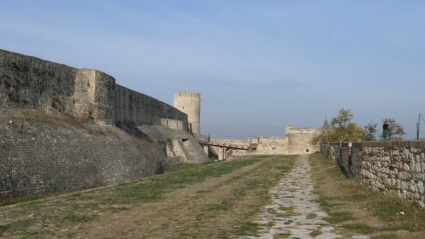 Mittelalterliche Mauern der Oberstadt der Belgrader Festung Kalemegdan — Stockvideo