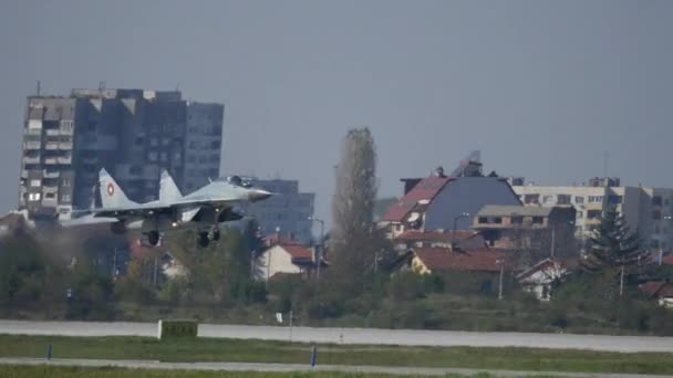 Niesamowite dotyk i przejść na Sofia Air Show przez MiG-29 Fulcrum Pilotowane przez generała Radev — Wideo stockowe