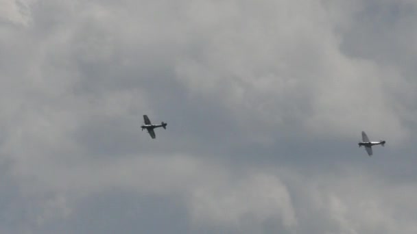 Spitfire supermarino de la Real Fuerza Aérea RAF en vuelo . — Vídeos de Stock