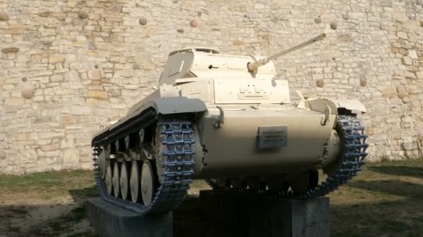 Tank vid Belgrad Kalemegdan fästning Militärmuseum — Stockvideo