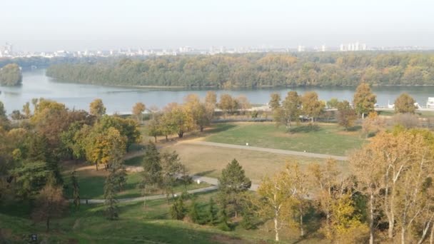 Marco de Belgrado na confluência de Sava e Danúbio com Novi Beograd — Vídeo de Stock