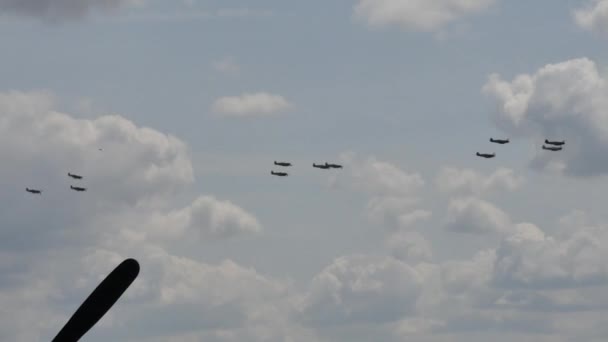 Supermarine Spitfire van Royal Air Force RAF tijdens de vlucht. — Stockvideo