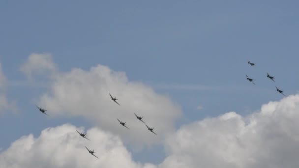 Spitfire supermarino de la Real Fuerza Aérea RAF en vuelo . — Vídeo de stock