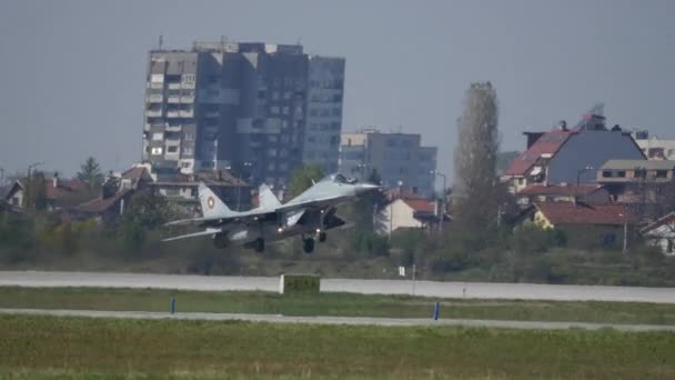 Mikoyan Gurevich MiG 29 Fulcrum Aeromobile militare a reazione che atterra sulla pista della base aerea — Video Stock