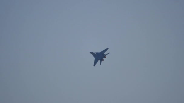 MiG-29 Dayanak Soğuk Savaş Jet Uçağı Hava Gösterisi Uçuşunda Schneider Dönüşü yapıyor — Stok video